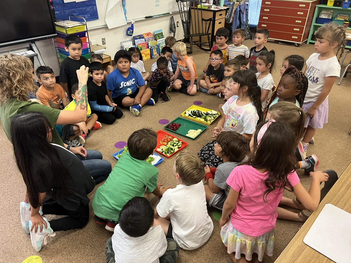 These first grade gardeners harvested delicious veggies from their garden! Everything tastes better when it’s homegrown with love and then shared with friends! ☀️🧡🐅🥬🍅🥦🌽🫛 #GoTigers <a href="/ABQschools/">Albuquerque Public Schools</a>