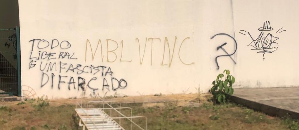 feschmittvet's tweet photo. Eu entro em space bolsonarista, coisa que ocorreu poucas vezes, e eu não ouço discussão sobre seu movimento em si, seus propósitos. Mas o que eu ouço DEMAIS são três letrinhas: MBL.
Somos inevitáveis meus caros
Foto fofa pra chamar atenção
#MBLsegueMBL #OMBL #MBL https://t.co/WDqlh7zfzg