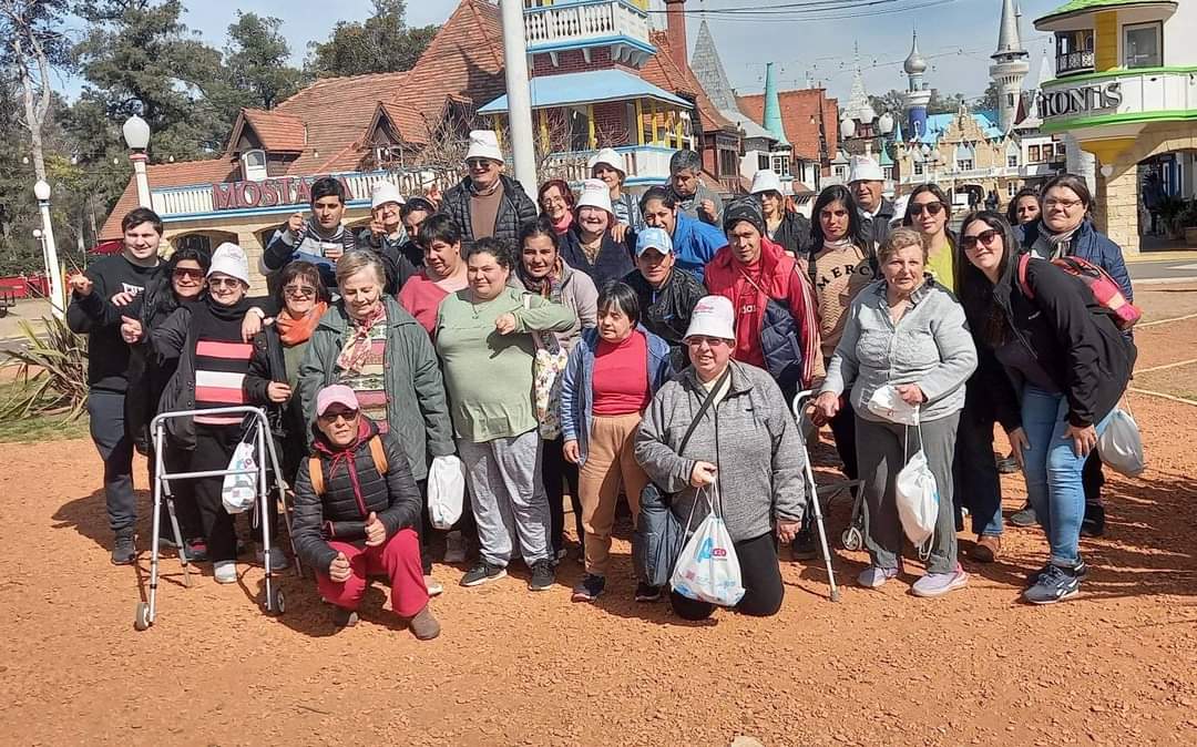 FMVIDA1035's tweet photo. ➡️ Integrantes del Taller Protegido Una Oportunidad junto al grupo de abuelos del C.A.M, visitaron la República de los niños y disfrutaron de una jornada al aire libre. https://t.co/nSCLGR1LzE