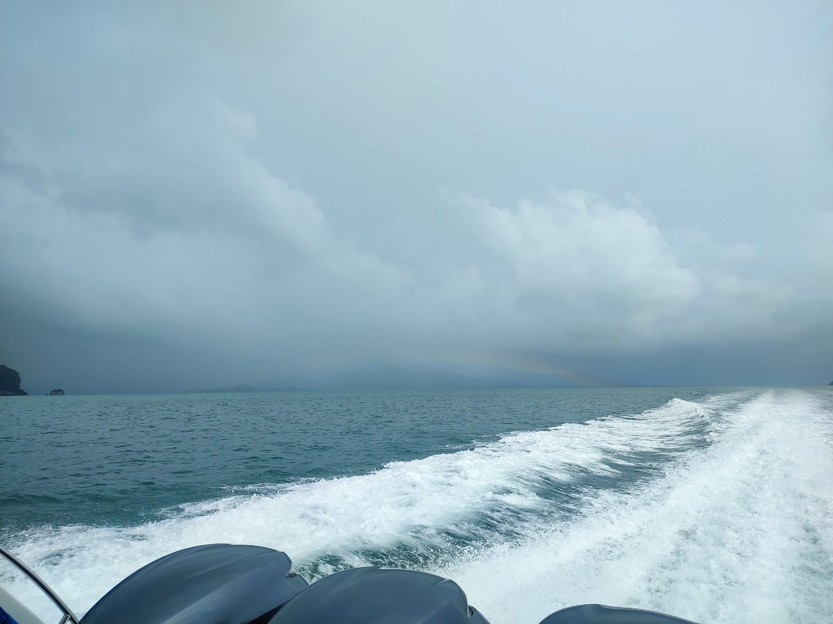 En route to #phiphi and it's absolutely pouring with rain ☔ Rainy season is no joke in #Thailand 😂