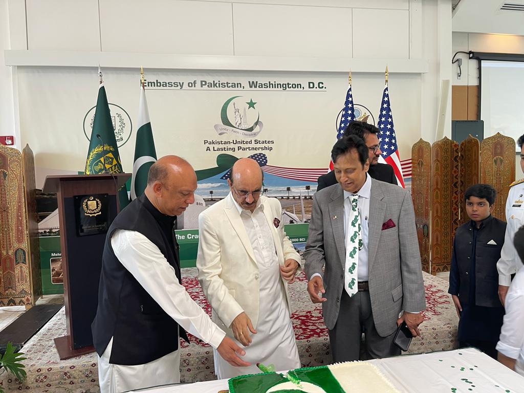 @AmpakBdf Management of USA Chapter celebrated 14th Of August at Pakistan Embassy Washington DC President Anwer Qasmi AMPAK Director Syed Osama bin Saleem & Raj Rathor Cut the Cake of 14 August with HE @Masood__Khan  Ambassador of Pakistan for USA .
#ampakbdf #independenceday