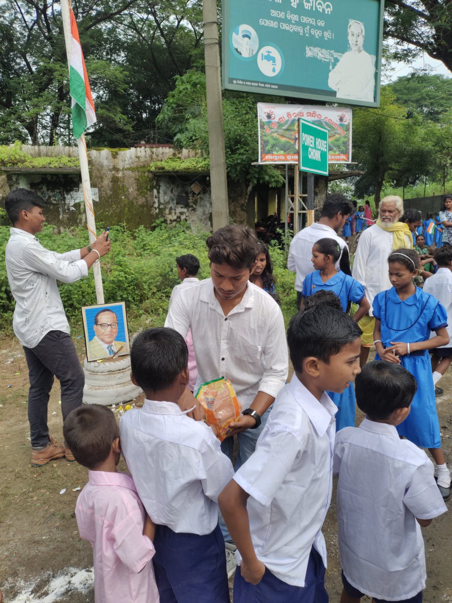 rahulnihal5's tweet photo. ସମୟ ର ପରିବର୍ତନ ଦେଖ ଦିନ ଥିଲା ଚକୋଲେଟ୍ ପାଇଁ କେତେ ଠେଲା ପେଲା ମାରା ପିଟା ହେଉଥିଲୁ ଆଉ ଏବର ସମୟ ଦେଖ 😔
#HappyIndependenceDay #india #samosaadda #Odisha #baliemla #balimela https://t.co/MxzZeIB1Vy
