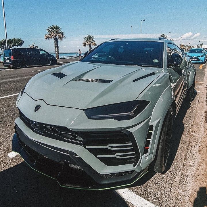 that color on the Urus 🤩