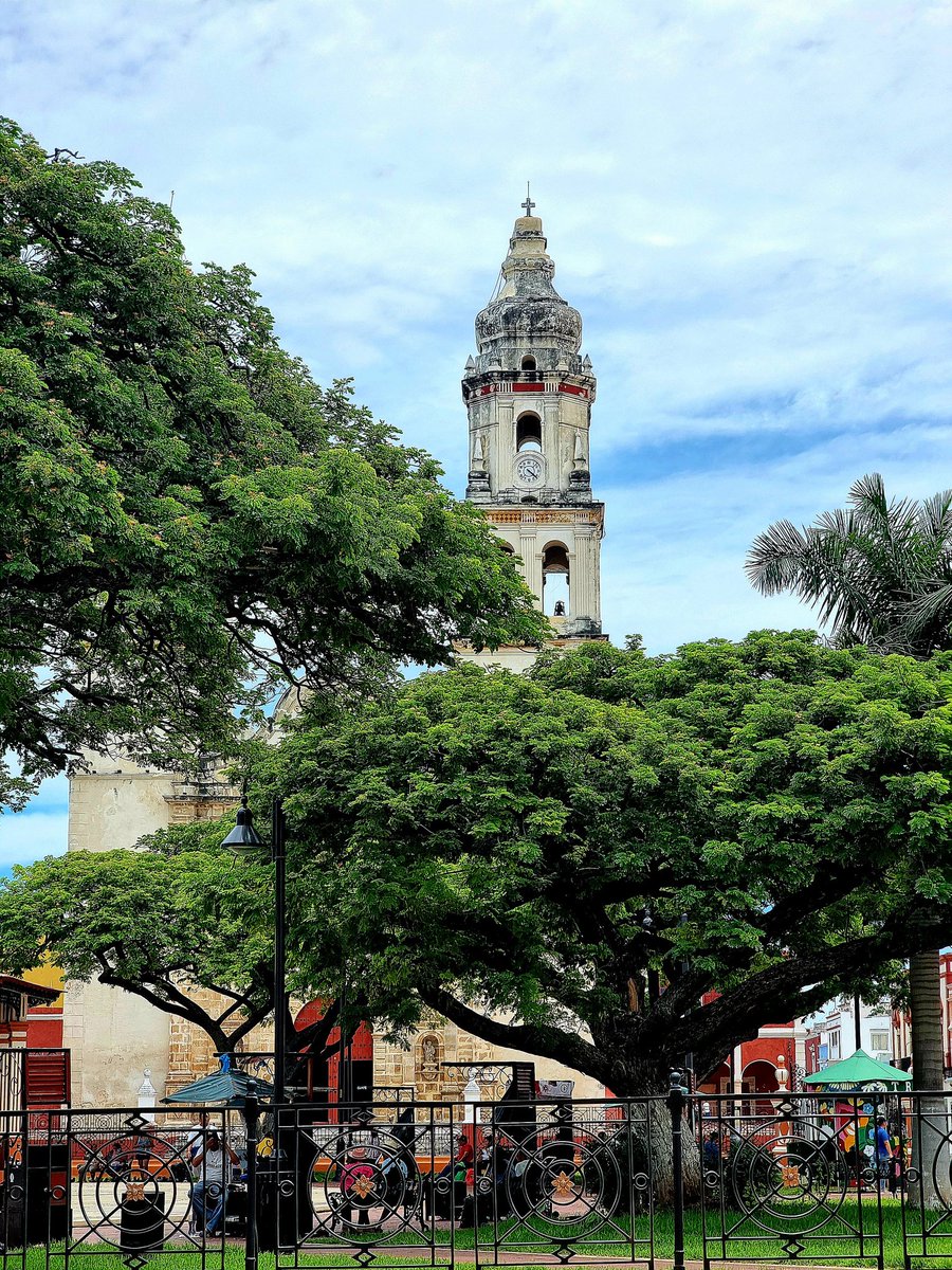 riChsansOres's tweet photo. No dudes en relajarte bajo la sombra de los árboles o simplemente disfrutar de la 
vibrante atmósfera que ofrece este lugar. ¡Aprovecha al máximo tu visita y déjate llevar por la magia de esta joya urbana en Campeche! 

#CampecheTeEspera
#VisitMéxico https://t.co/KEaBHhOkjB