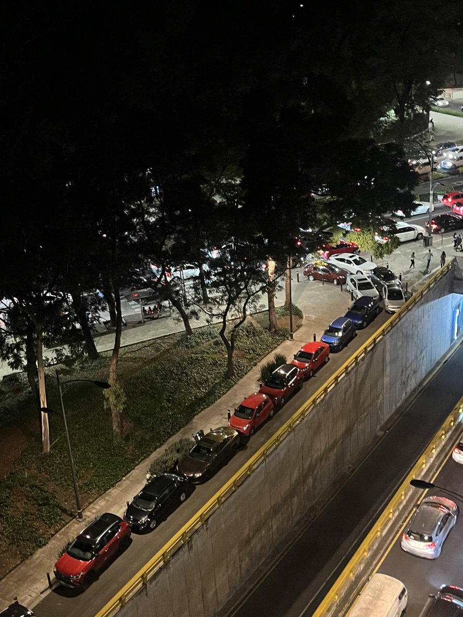 analuesc's tweet photo. Donde están los que regulan las calles  de esta ciudad, que alguien me explique como los ciudadanos se pueden estacionar así porque si, calle Rubén Darío coches estacionados en donde empieza la calle, y en sentido contrario 
@mauriciotabe  @lopezdoriga @AlcaldiaMHmx  #cmdx https://t.co/qmPdTGjRiL