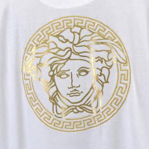 Sanoya78's tweet photo. こんにちは~☀️さのやブティック店です!
本日はフェンダーチェからメンズTシャツ入荷のお知らせ🥳
去年私も伊勢丹のポップアップへ伺いましたが最高でした~っ🙌
ゴールドカラーにグレカとメデューサのヴェルサーチェらしさ溢れるお品!お早めにどうぞっ🦭
#FENDI #FENDACE #フェンディ #夏コーデ https://t.co/yIoyjHyCIg