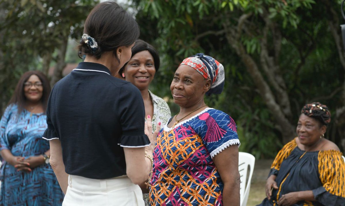 La perte d'un conjoint est une épreuve douloureuse qui peut laisser des cicatrices profondes dans le cœur et l'esprit d'une femme.
Ces derniers jours à #Makokou, #Oyem et #Koulamoutou, j’ai eu le privilège de rencontrer des femmes extraordinaires, d'entendre leurs histoires et de