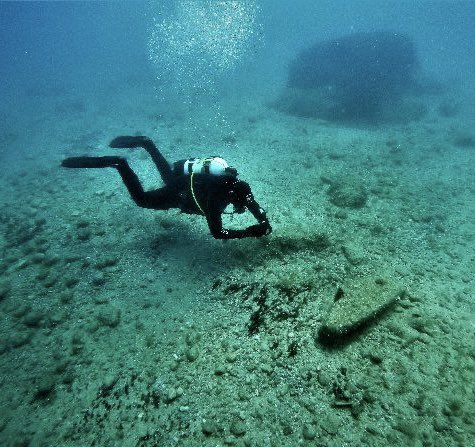 Yeronisos underwater survey 2022. 
Recovery of Anchor.
📸via AIA
#Archaeology #archaeohistories