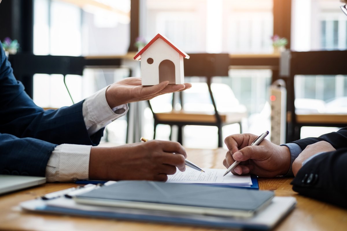 finpointUK's tweet photo. Buying your own premises is one of the biggest investments your business can make. However, if you have funds set aside for a deposit and you’re confident the business has long-term viability, owning your own premises can have many benefits 👉 https://t.co/q2wNVSqMtx 🏪 https://t.co/ZYFqrd3ptz
