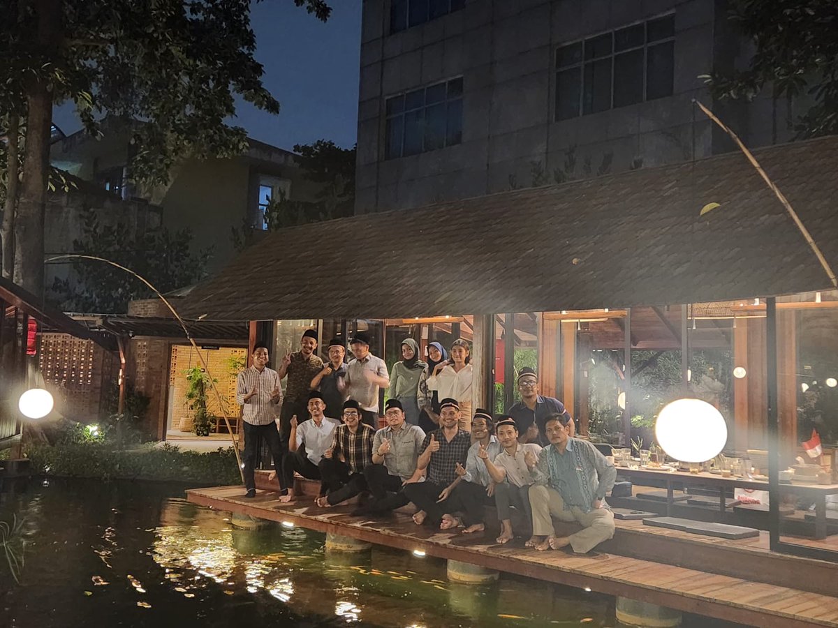 splaw_office's tweet photo. our team ate together at talaga sampireun celebrating the 78th august 17th 2023.

#semangatmerahputihts #simanjuntaklaw #17agustus #lawfirm https://t.co/bc8TLGqQVO