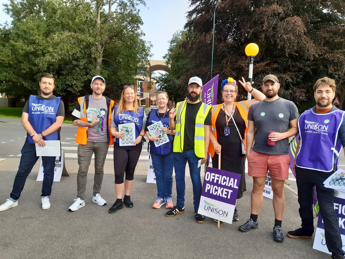 #UNISON Strike at University of Sussex #Brighton @SussexUnison UCEA give 5-8% #payrise beneath inflation while RPI is still 9% @UNISONSE @UNISONinHE