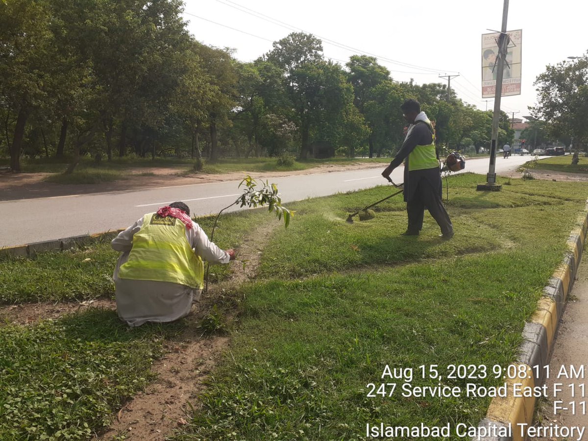 DGEnvtCDA's tweet photo. "🌿 The ongoing slasher work along Margalla Road's green belt in the west is truly a remarkable transformation! 🛠️ Can't wait to see the final result. #CDA
#EnvironmentalProgress https://t.co/abyRKN5NIE