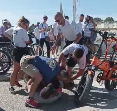 Policier mordu à La Rochelle : l’agresseur mis en examen et placé en détention provisoire.
➡️sudouest.fr/charente-marit…