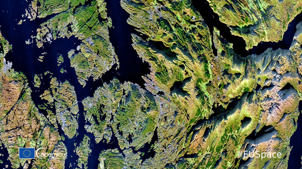 The heart of the Fjords 🧊

Featuring this #Sentinel2🇪🇺🛰️ image from August 2021 is the city of Bergen in #Norway🇳🇴 

The Nordic city hosts thousands of students every year — in fact, during the school year, about 10% of the city’s population is made up of students