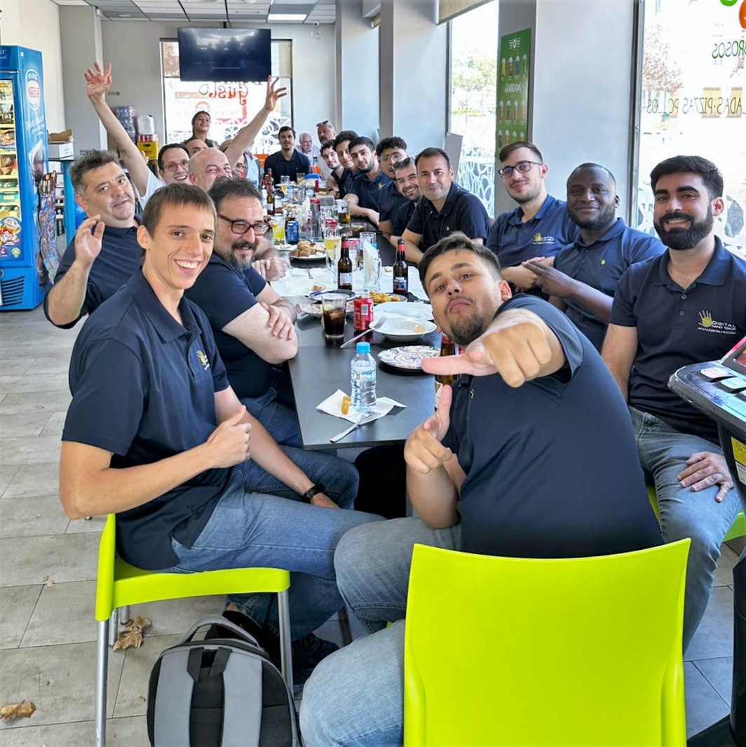 🍻 ¡No todo es trabajar! El equipo de Digital Hand Made se reunió la semana pasada para un picoteo informal.

🔋 Recargamos las pilas para la vuelta de septiembre, ¡que cada vez esta más cerca!