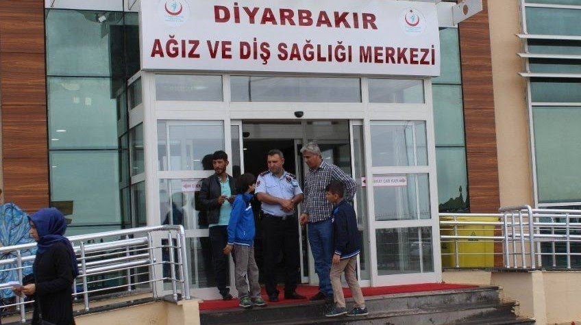 Diyarbakır Ağız ve Diş Sağlığı Merkezi'ne bir "Ebe" ve laboratuvarı olmayan diş hastanesine yakınını Laboratuvar Teknikeri olarak görevlendirdiği iddiası var.

Hangi mesleki tanımıyla,neye göre bu işlemler yapıldı?
Sağlıkçı Birliği Sendikası olarak  süreci yakından takip edeceğiz
