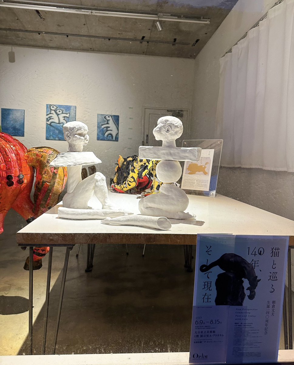 THECABINCOMPANY's tweet photo. 中央町ガレリア竹町西口の裏通り、8ビルの8galleryのショーウィンドウ。
朝倉展の作品のマケットと、新刊「ゆうやけにとけていく」の絵本原画も一点。
朝倉展の名残としてお楽しみ下さい。
道行く人が目を止めてくれますように(^^)
#キャビンカンパニー #8gallery #art #ゆつやけにとけていく #絵本 https://t.co/woUX3A7k1b
