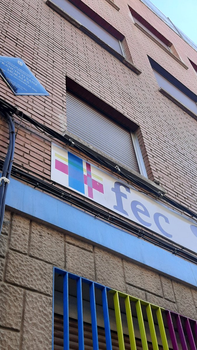 marchh14's tweet photo. @Lineamadrid Buenos días 
Al pasar por la calle Alondra 20 he observado que se han desprendido trozos de un pollete del piso segundo de la ventana del Colegio Luz Casanova,al estar cerrado no se quién puede encargarse de esto. Gracias https://t.co/Igg70czyMx