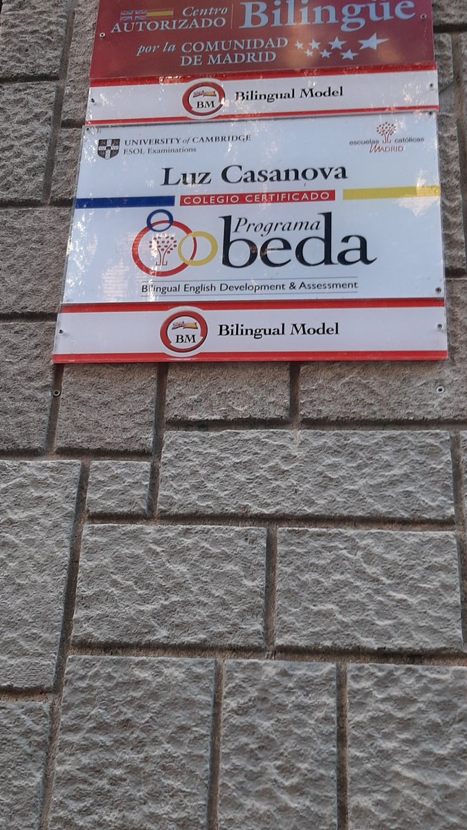 marchh14's tweet photo. @Lineamadrid Buenos días 
Al pasar por la calle Alondra 20 he observado que se han desprendido trozos de un pollete del piso segundo de la ventana del Colegio Luz Casanova,al estar cerrado no se quién puede encargarse de esto. Gracias https://t.co/Igg70czyMx