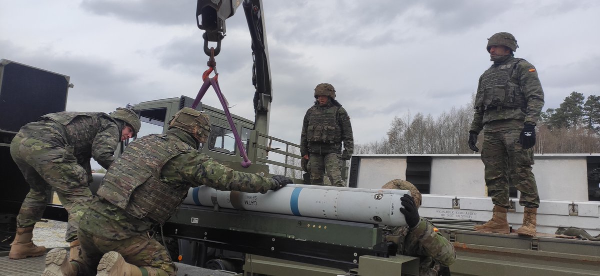 EMADmde's tweet photo. La UDAA NASAMS @ejercitotierra🇪🇸 en Estonia🇪🇪, integrada en el Sistema de Defensa Aérea y Misil de OTAN “PERSISTENT EFFORT”, se adiestra junto a #Eurofighter del @ejercitoaire🇪🇸 #DatAmbar y otras aeronaves de países aliados, demostrando sus capacidades operativas
#MOPS https://t.co/9i6NIQ3TSB