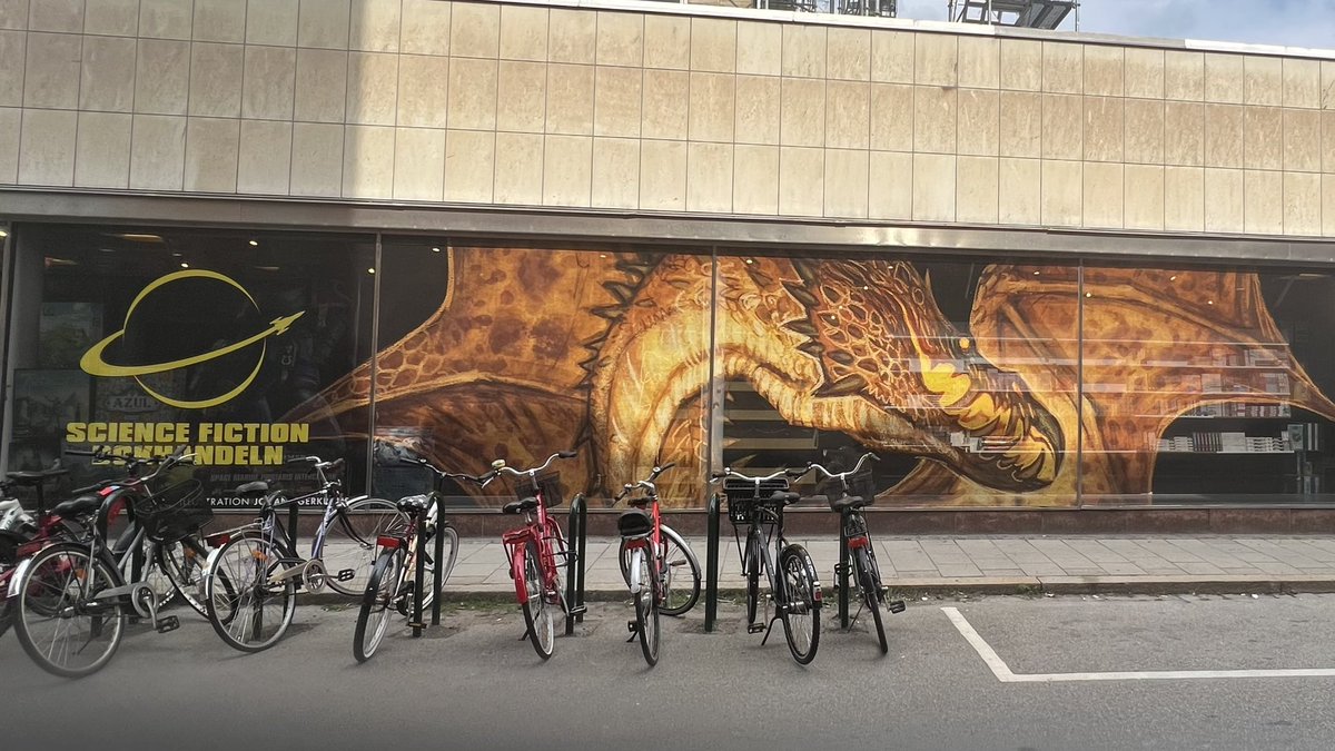 Igår såg jag att <a href="/sfbok/">SF-Bokhandeln</a> i Malmö fått detta mästerverk av #johanegerkrans Så snygg! Vi har en drake, vi har en drake!