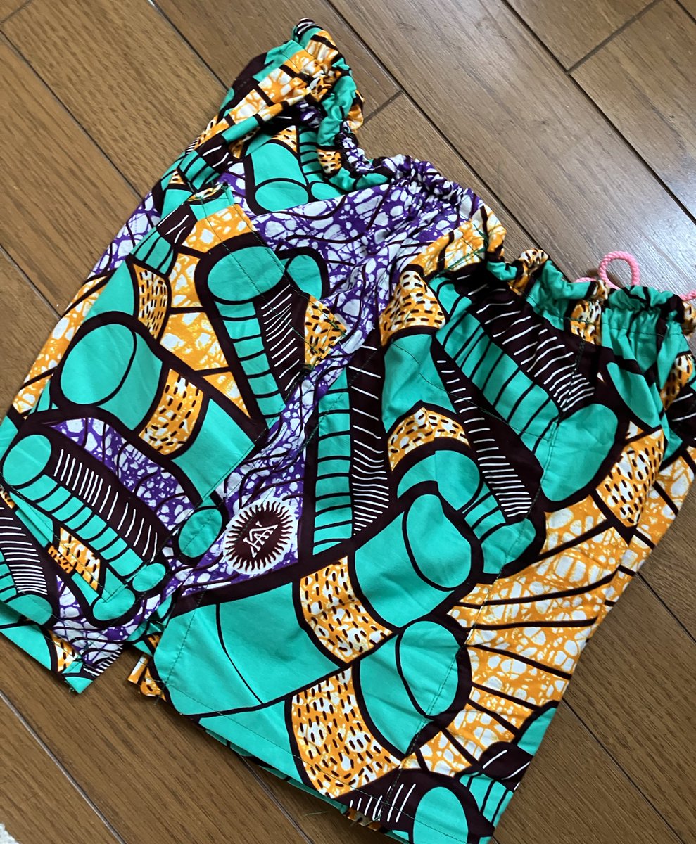 nnons_H's tweet photo. いそがしいときほど、いろいろ充実させたくなる。
ショートパンツを縫いました。4pocket 
ひとつはサイドポケットファスナー付（100均のトラベルポーチをつけた）
ただ、コットンだからねー、
#africantextile https://t.co/XwO57jXHsX