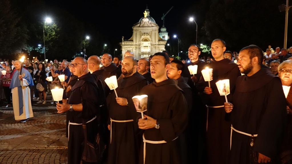 FratiAssisi's tweet image. Con lo sguardo verso il Cielo
👉Solennità dell’Assunta alla Porziuncola 2023
📰 Leggi la News su assisiofm.org
.
#fratiminoriassisi #Assunta #MariaVergine