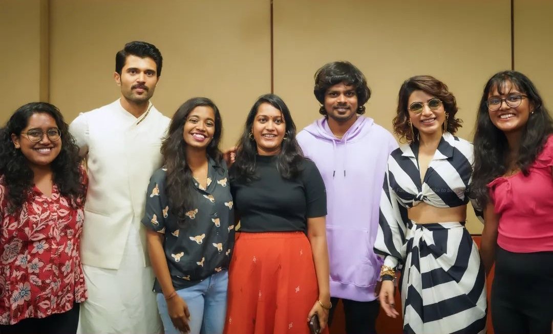 HourlyVd's tweet photo. #VijayDeverakonda &amp; #Samantha with influencers. https://t.co/dEXM0j3Ytu