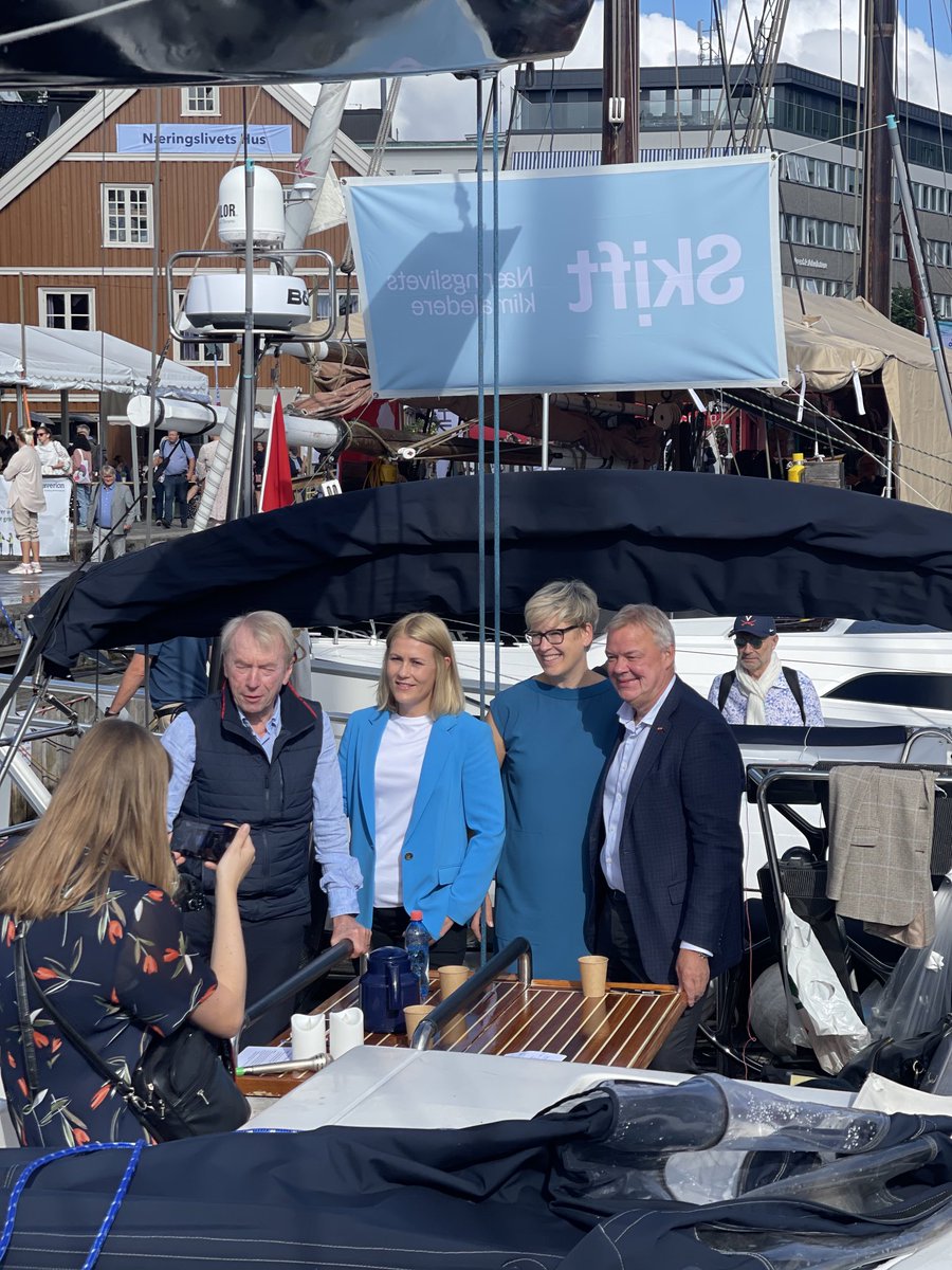 Kristine Beitland (@kbeitland) on Twitter photo Solskinn på @arendalsuka og debatt🎙️! «Kan kunstig intelligens og digitalisering bidra til å nå klimamålene?» det er Dag 3 med <a href="/skift_norge/">Skift – Business Climate Leaders</a> Næringslivet klimaledere Jens Ulltveit-Mo
<a href="/SteidelKristine/">Kristine Dahl Steidel</a> , <a href="/Microsoft/">Microsoft</a>
Odd A. Grefstad Storebrand Solskinn på @arendalsuka og debatt🎙️! «Kan kunstig intelligens og digitalisering bidra til å nå klimamålene?» det er Dag 3 med <a href="/skift_norge/">Skift – Business Climate Leaders</a> Næringslivet klimaledere Jens Ulltveit-Mo
<a href="/SteidelKristine/">Kristine Dahl Steidel</a> , <a href="/Microsoft/">Microsoft</a>
Odd A. Grefstad Storebrand