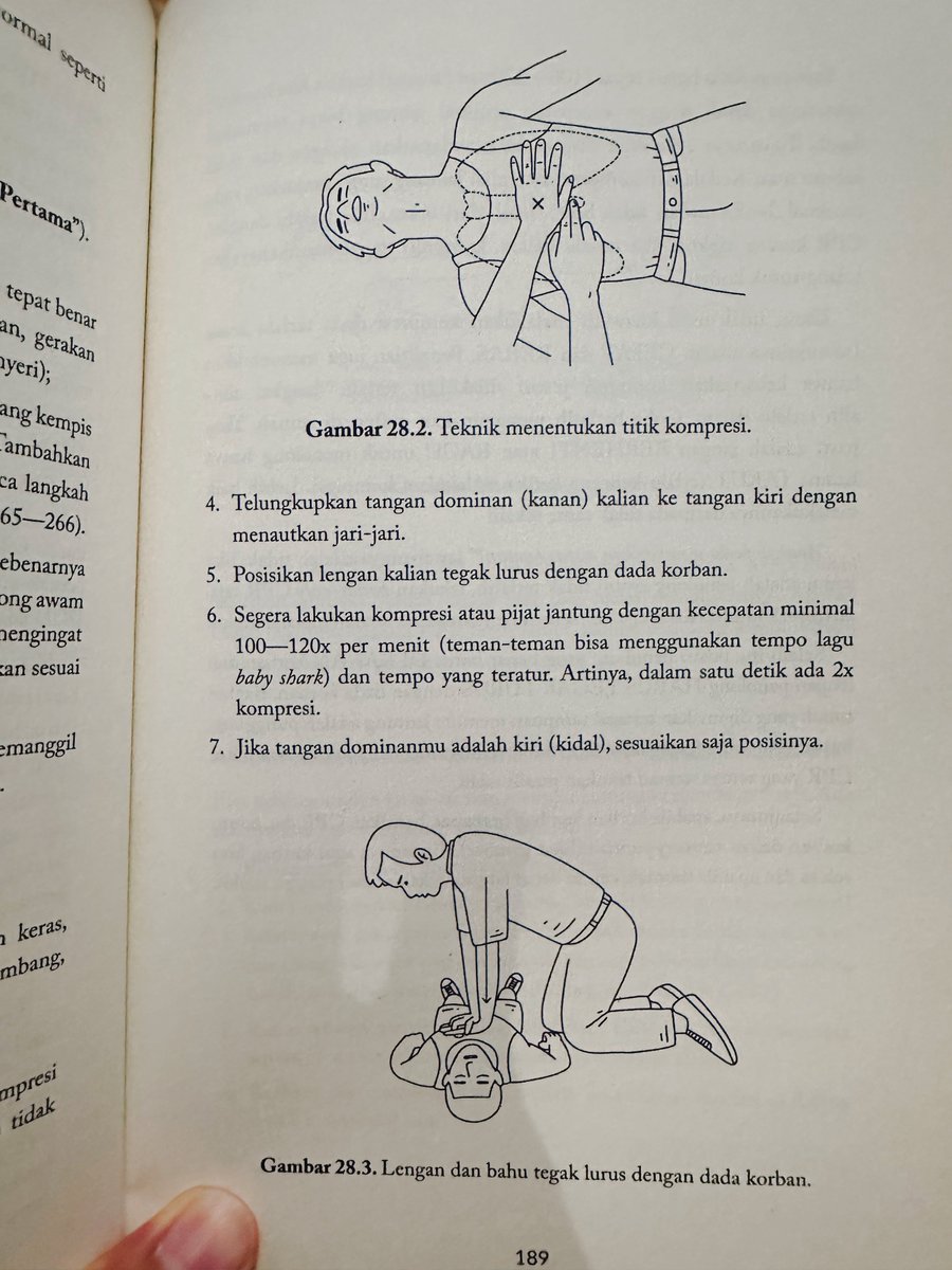 afrkml's tweet photo. @sbmptnfess Turut berdukacita 😭
Next time temen2 jangan takut utk nolong yaa. Mulai skrg pelajari CPR hands only deh biar kalau ada kasus begini di sekitar kalian, bisa bantu.

Ga perlu pelatihan, semua orang bisa! AHA sendiri yg bilang.

Emang seharusnya CPR tuh diajari sejak sekolah 😓 https://t.co/xSPMDbA2ix