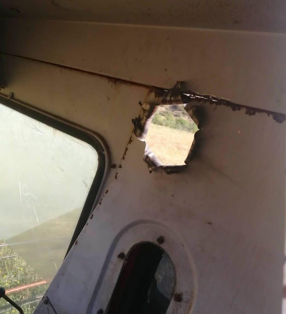 abaghyan_a's tweet photo. Azerbaijanis shot at the grain harvester driven by M.A., a resident of Murishen village of Artsakh.

The citizen managed to save himself.

Agricultural works were stopped due to the shootings.
#StopArmenianGenocide2023 😡
@UNHumanRights 😡
#unblockArtsakh 😡 https://t.co/LOjrrecUSz