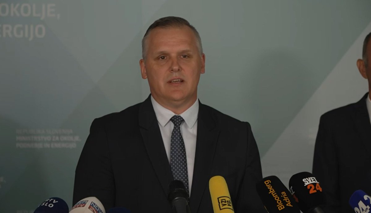 vladaRS's tweet image. Minister @mope_rs Bojan Kumer: Skupaj z dobavitelji električne energije smo zasnovali ukrep, da do konca leta, od vključno meseca avgusta, vsem odjemalcem, ki so bili poplavljeni, znižamo ceno električne energije na evro za megavatno uro.
#poplave2023 #skupaj