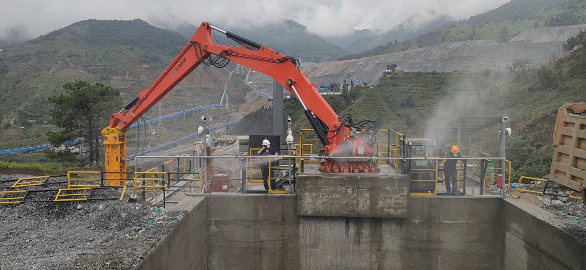 hc_znzb's tweet image. Revolutionize material processing with Rockbreaker Boom Systems strategically placed at gyratory crusher openings, streamlining flow, improving efficiency, and preventing blockages.
#RockbreakerBoomSystems #GyratoryCrusherOpenings #MaterialProcessing #IndustrialEfficiency