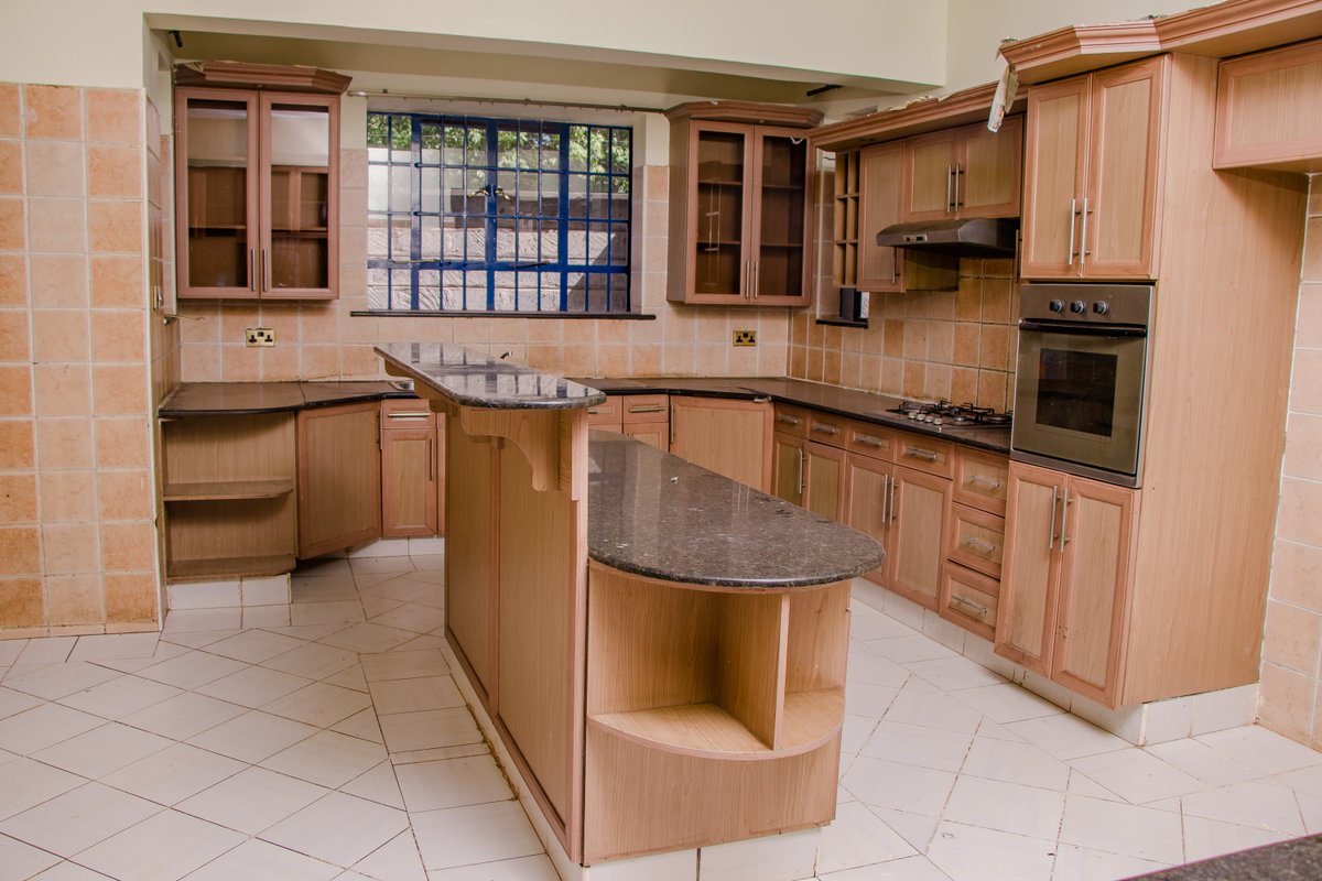 LAVINGTON-5 BEDROOM TOWNHOUSE FOR SALE
-All ensuite
-Big bedrooms with spacious wardrobes
-Fully fitted kitchen
-Big sunken living room
-Family room
-Only six units in the court
Selling @67.5M
Contact 0716776744 for more details
#DevolutionConference2023 
#registerforrealtorsexpo