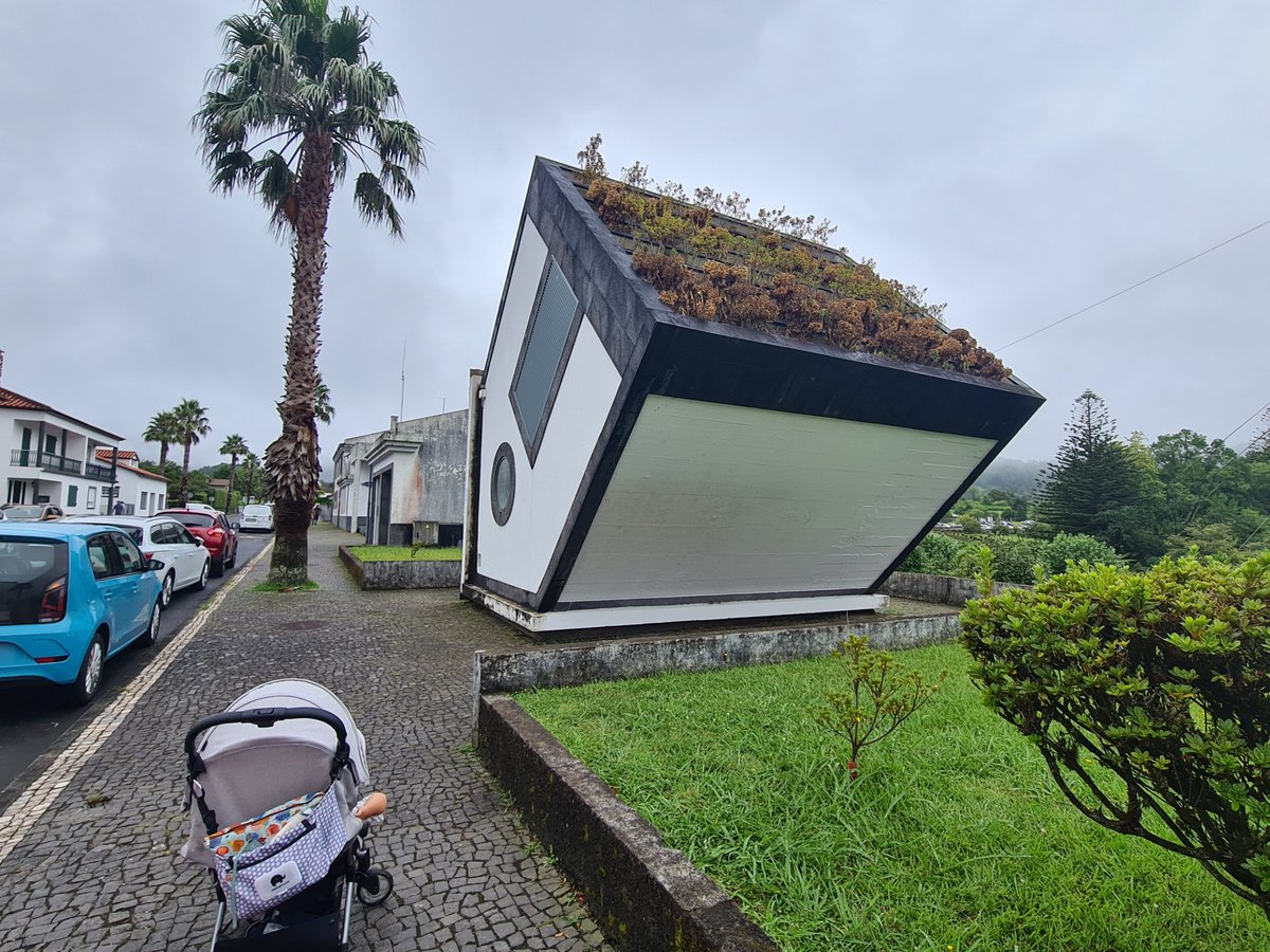 Reflections on writing in music therapy (part 1)

1. Reading on the topic you want to write might help you to update yourself, avoiding "to invent the wheel".
2. If you read a lot of materials, your writing may become very similar to the text of other authors.
#musictherapy