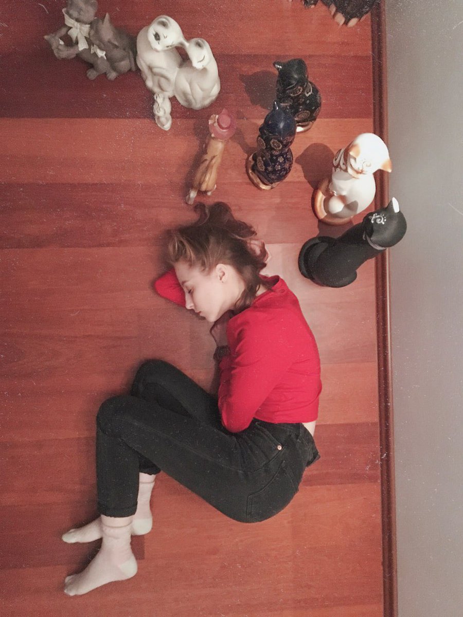 можно я возьму ещё чашку пепла и сгину без вести,
бухгалтерию тишины буду заодно вести 

можно я не проснусь и не стану завтраком этой мерзости 
перестану блевать, будто от мигрени, от каждой новости