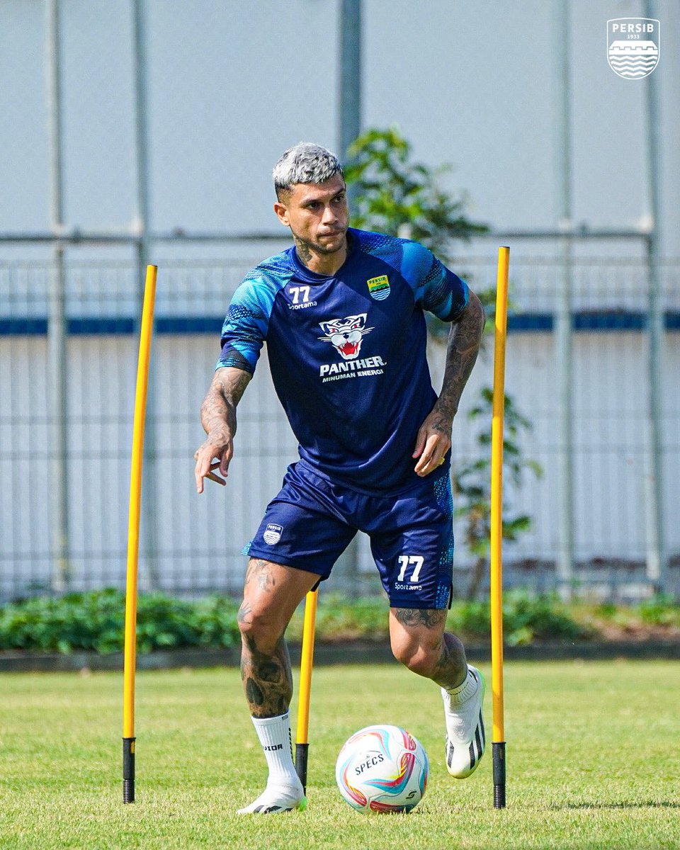 persib's tweet photo. Perbaiki kekurangan #PERSIB untuk lebih mantap ✊ https://t.co/e6WGDTw7AB