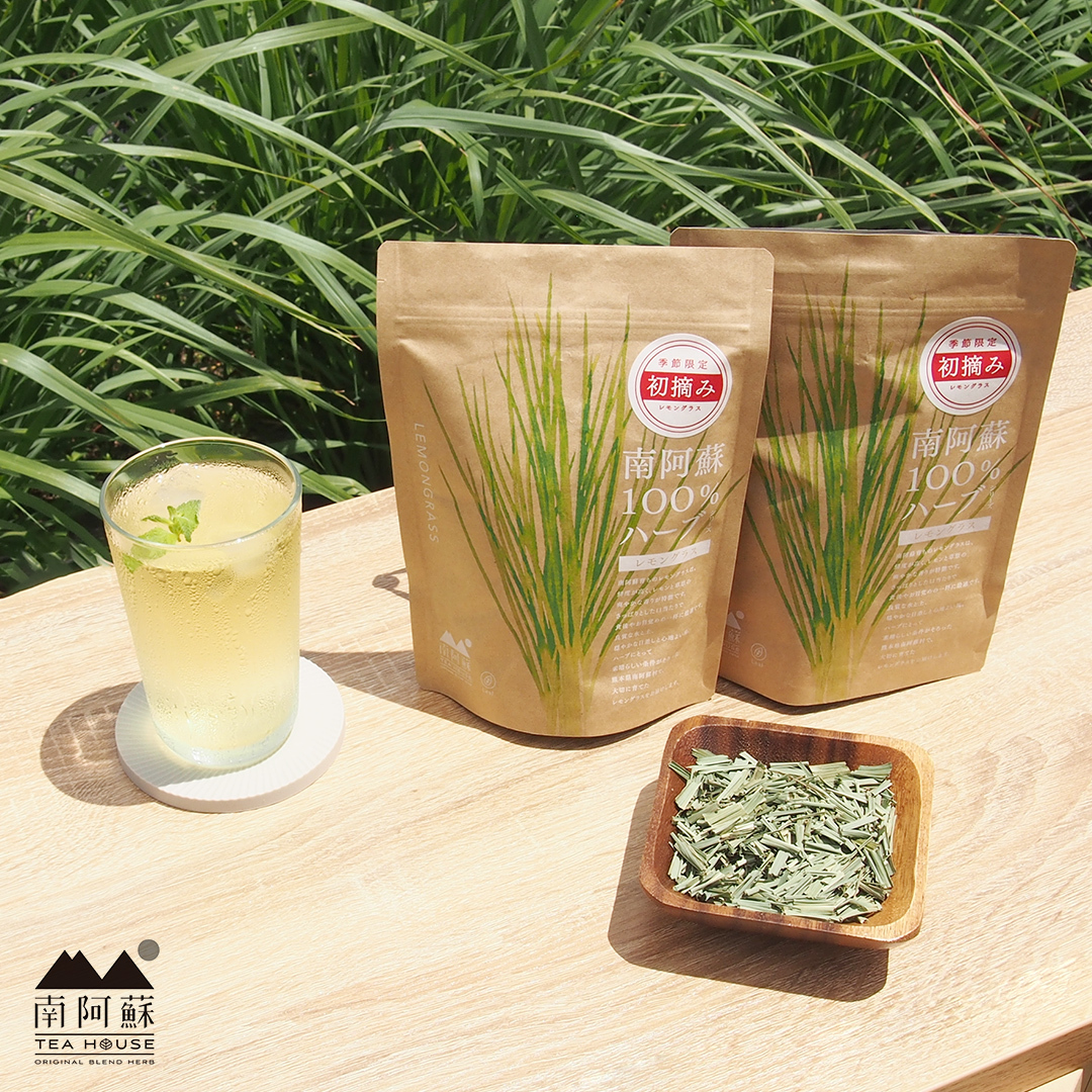 TeahouseHerb's tweet photo. 毎年大人気の『南阿蘇100%ハーブ 初摘みレモングラス』が＃南阿蘇TEAHOUSE全店舗とオンラインショップにて販売スタートです🍋
この時季しか味わえない”初摘み”のフレッシュな味と香りをお楽しみください！
▼詳細はこちら▼
https://t.co/MJKSiGjrFI https://t.co/pvk6xa0S1B