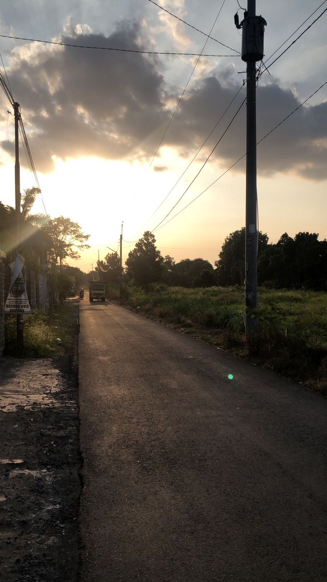 Bukti bahwa aku dah lama tinggal di jogja adalah dah bisa bedain mana utara, selatan, barat dan timur, klo disuruh parkir sebelah timur dah ngerti, ruangan yg sayap barat gedung dah tau. Kurang keren apa coba.