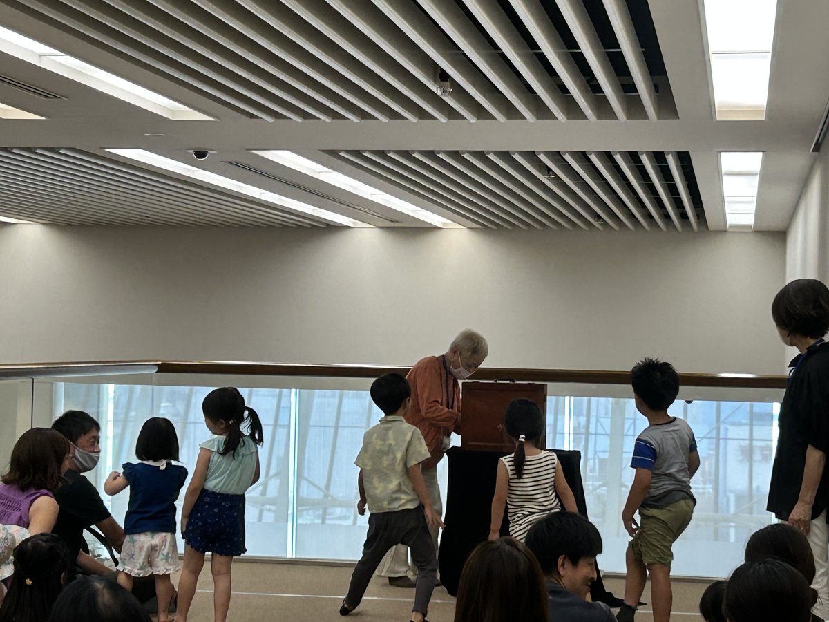 【会場の一部をご紹介💫】
絵本ミュージアムでは会期中毎日絵本の読み聞かせを開催しています😁📘

1日2回、11：30～、13：00～でラウンジM8（ミュージアムショップ横の階段の上）で開催していますので是非ご参加ください🎵