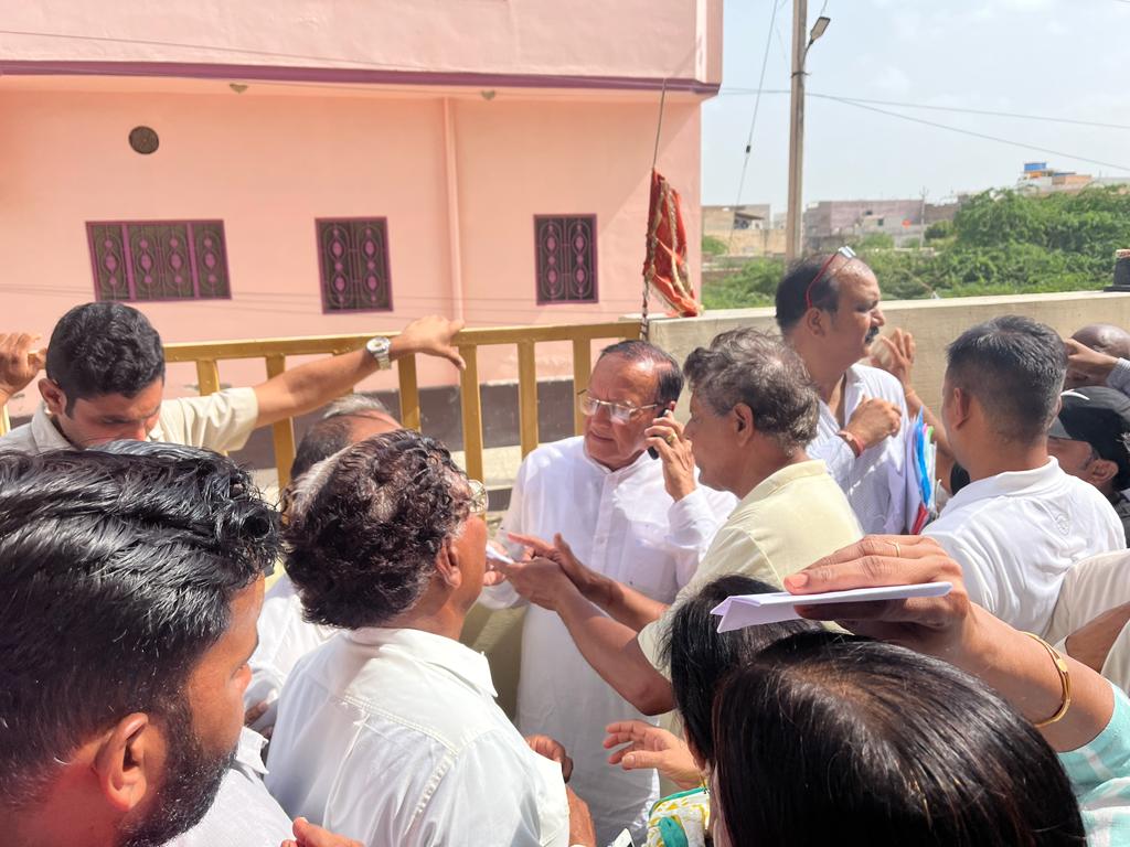 बीकानेर स्थित निज आवास पर जनसुनवाई कर आमजन की समस्याओं के त्वरित निस्तारण हेतु संबंधित अधिकारियों को दिशा निर्देश दिए।