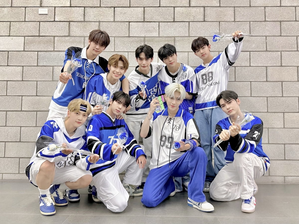 tenasia_'s tweet photo. 🏆 8월 "아티스트 TOP10" 투표 중🏆
💿#KPOP #BOY #ARTIST 부문💿

🥁 현재 순위 🥁
1⃣ #문종업 #MOONJONGUP
2⃣ #하성운 #HASUNGWOON
3⃣ #앤팀 #ANDTEAM
4⃣ #제로베이스원 #ZEROBASEONE

🔗(https://t.co/CMZOL8PslV)

#BOYS #VOTE #ARTISTS #KPOP #1위 #후보 #결과 #기사 #투표 #아탑텐 #탑텐 #TOP10 https://t.co/JLPDxM8oGt