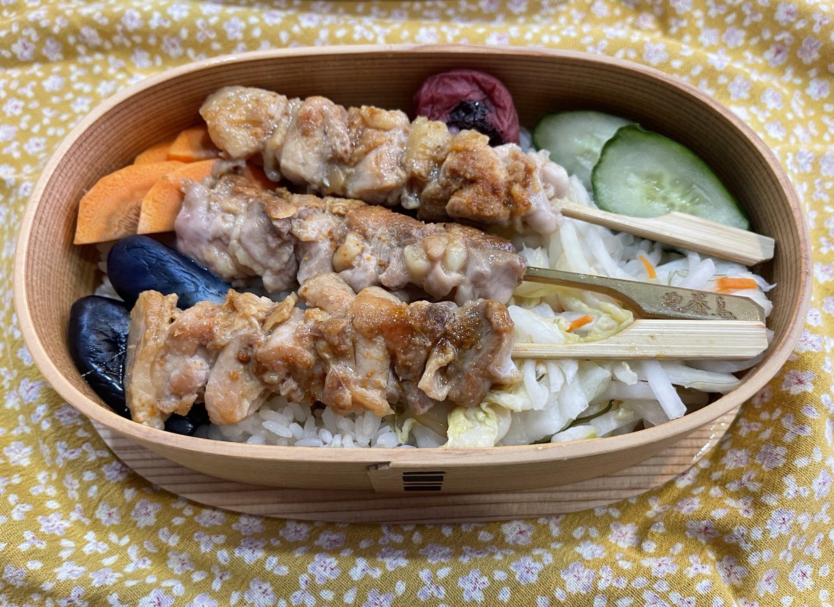 TeimurazLezhava's tweet photo. 焼き鳥屋さん弁当だ。いただきます。 https://t.co/6zIBMZtzOM