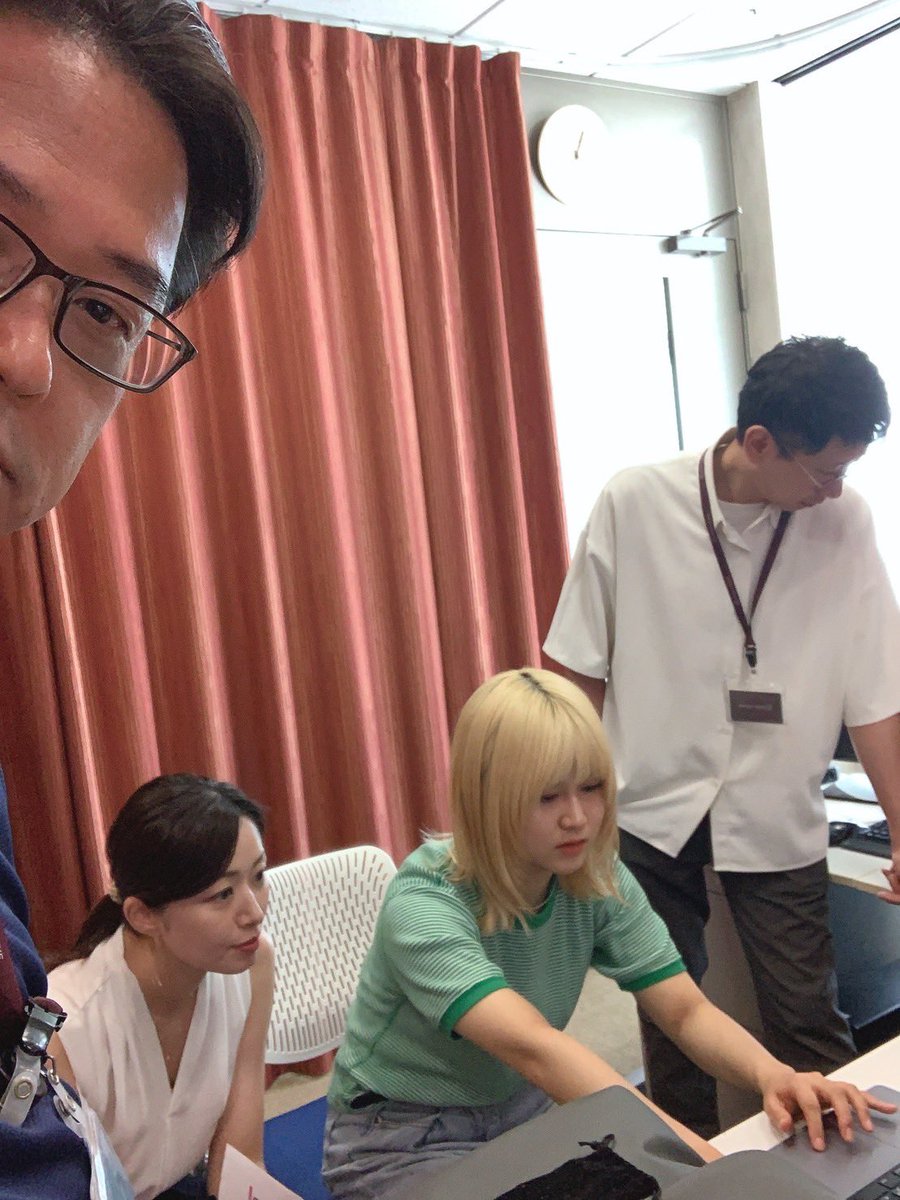 kayamahitomi's tweet photo. 今日は、9月に公開される動画の撮影!
映像チェックと
見切れる自撮りの津田にーさん。笑🤣🙌
#マネスク
#マーケットview
#M2TV
#為替 #株 #FX https://t.co/9tArHn2uau