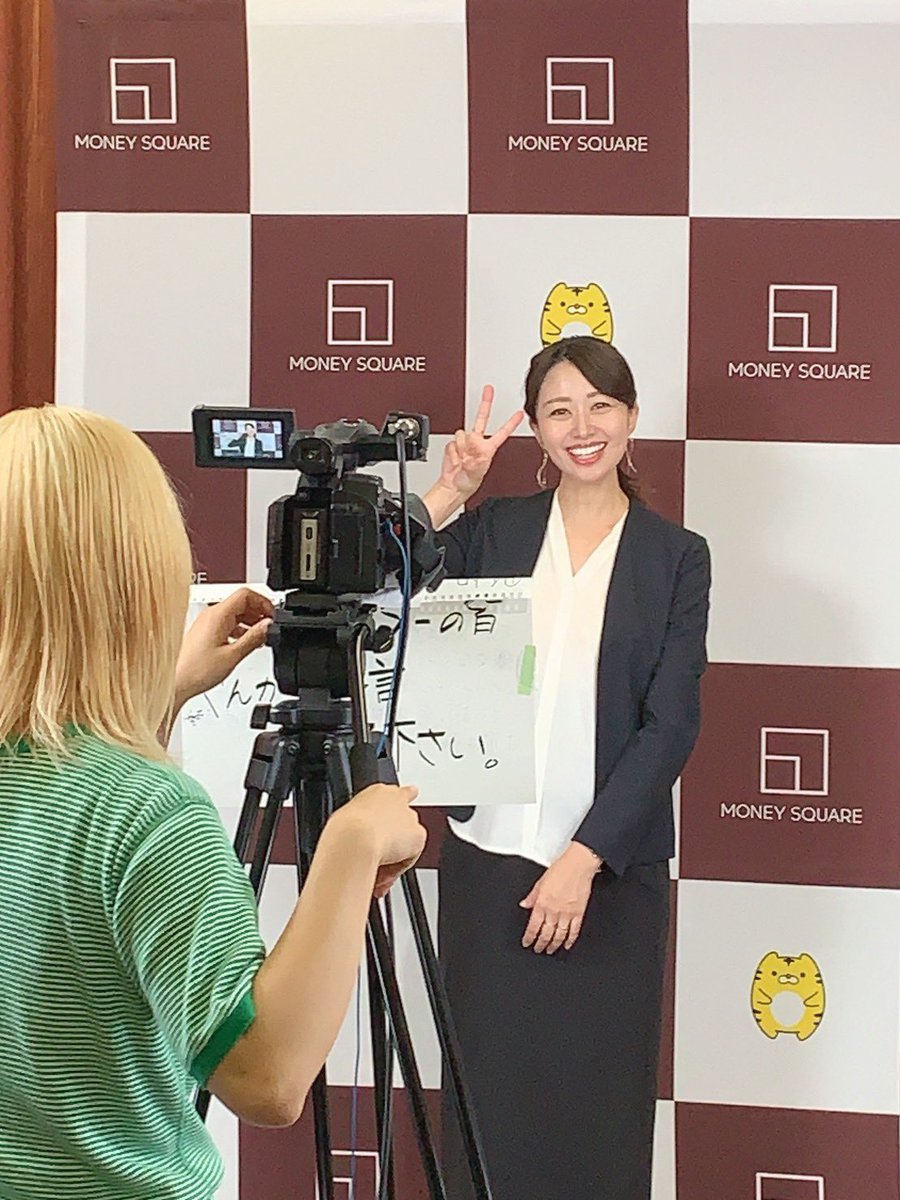 kayamahitomi's tweet photo. 今日は、9月に公開される動画の撮影!
映像チェックと
見切れる自撮りの津田にーさん。笑🤣🙌
#マネスク
#マーケットview
#M2TV
#為替 #株 #FX https://t.co/9tArHn2uau