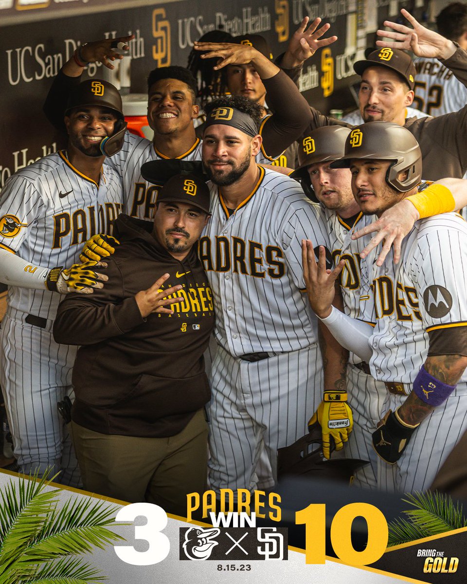 Padres's tweet photo. That's a dub under the San Diego lights 🤩

#BringTheGold https://t.co/FYH8c6Uthq