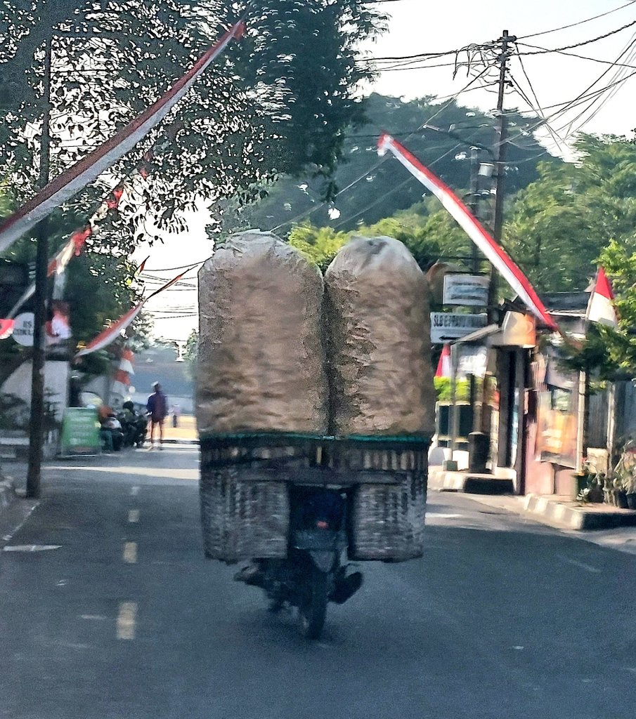piotr_smieszek's tweet photo. Z serii #Indonezja na talerzu, dostawca chrupek #Krupuk zjadanych solowo albo jako przekaska do sniadania obiadu i kolacji :) https://t.co/D9AqrjjX38