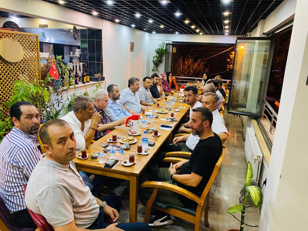 Haftalık Olağan İlçe Yönetim Kurulu Toplantımızı Mahalle Başkanlarımızında katılımıyla gerçekleştirdik. 

Toplantımızda AK Parti'mizin 22. Kuruluş Yılını Kutladık. 

İlk Günkü Aşkla, Nice yıllara AK Parti 🇹🇷

#AKParti22Yaşında 🇹🇷