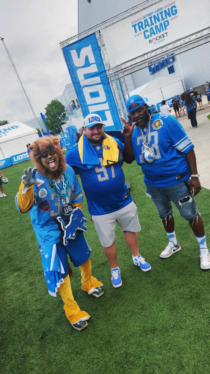 biglionmane's tweet photo. Trying to sleep. Got a date with the @Lions in a few hours. Have to be on the road in 6 hours to meet Macho Mane. The 💙 I have for my team and I just got off of work. Up drinking the Kool-aid. #TrainingCamp #DetroitLions #Superfans #OnePride #IAmFromSaginawMI #KoolaidDrinking https://t.co/NNRHU2OcSR