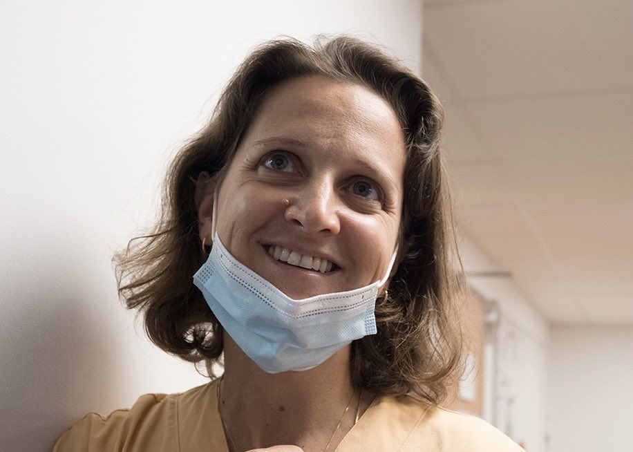 Il y a un an, la Professeure Sophie Hamada nous quittait. Il nous reste son héritage scientifique en soins critiques et en traumatologie lourde, une DZ à son nom, et son souvenir. Celui d’un grand médecin, humaniste, au rire si particulier et à l’accent chantant.